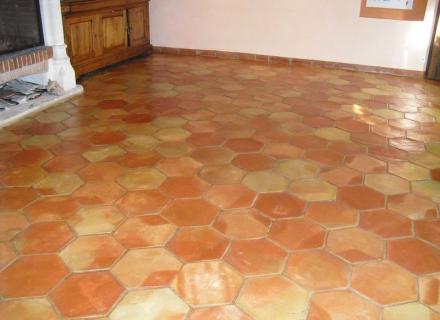 Décapage de sol salle à manger en terre cuite à Saint-Tropez 83